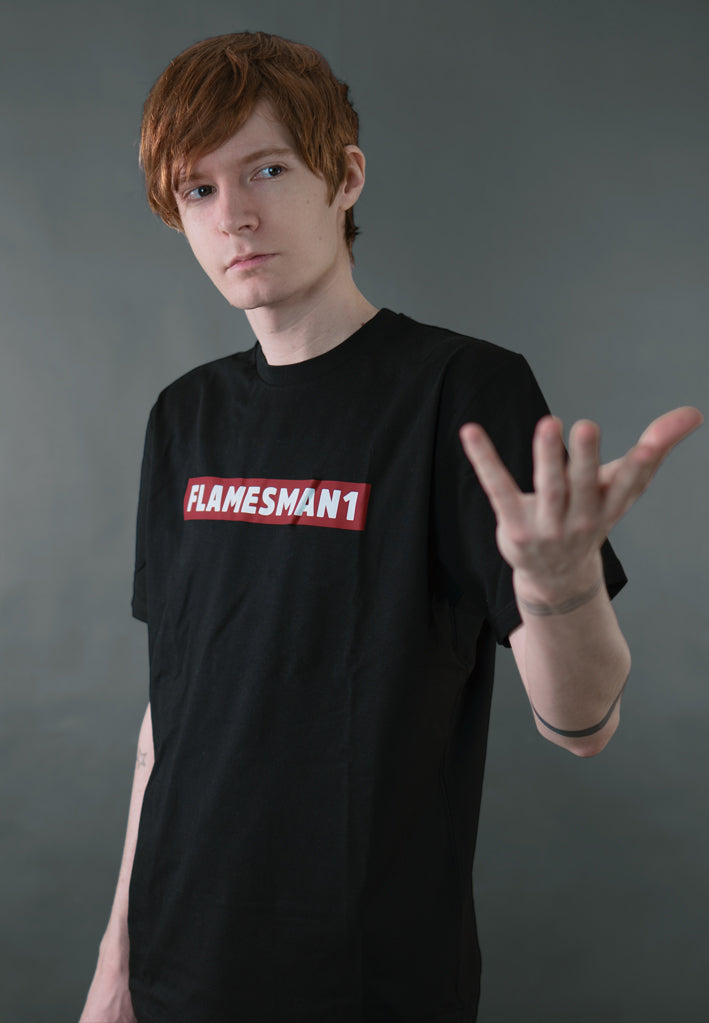 Flamesman1 - RØDT LOGO / Sort tee