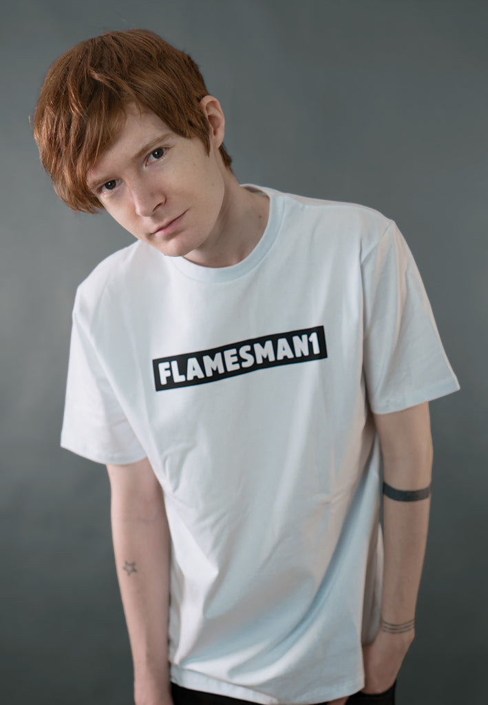 Flamesman1 - SORT LOGO TEXT / Hvid tee